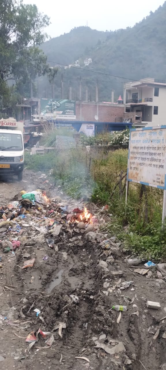 Garbage burnt along with board imposing fine of Rs 5,000 for throwing garbage