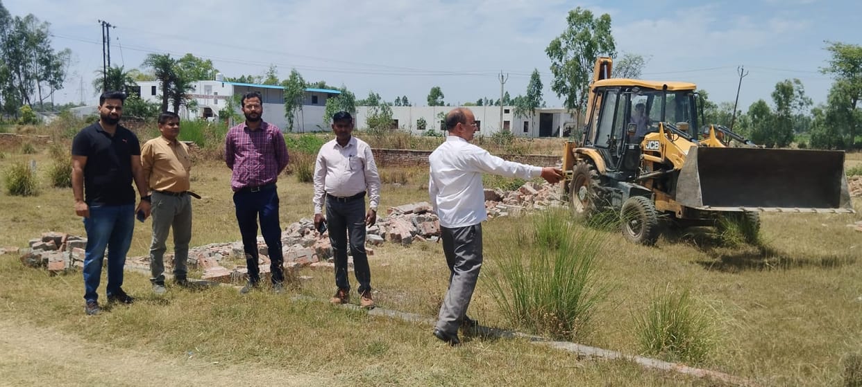 Dhampur: Administration's bulldozer on 10 illegal colonies