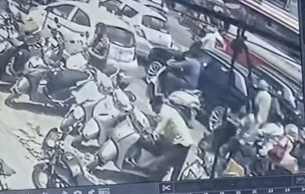 Four lakh rupees stolen from Activa, thief caught within an hour
