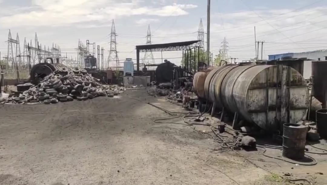 Khargone News : Three laborers working in the factory got burnt due to the steam coming out of the boiler
