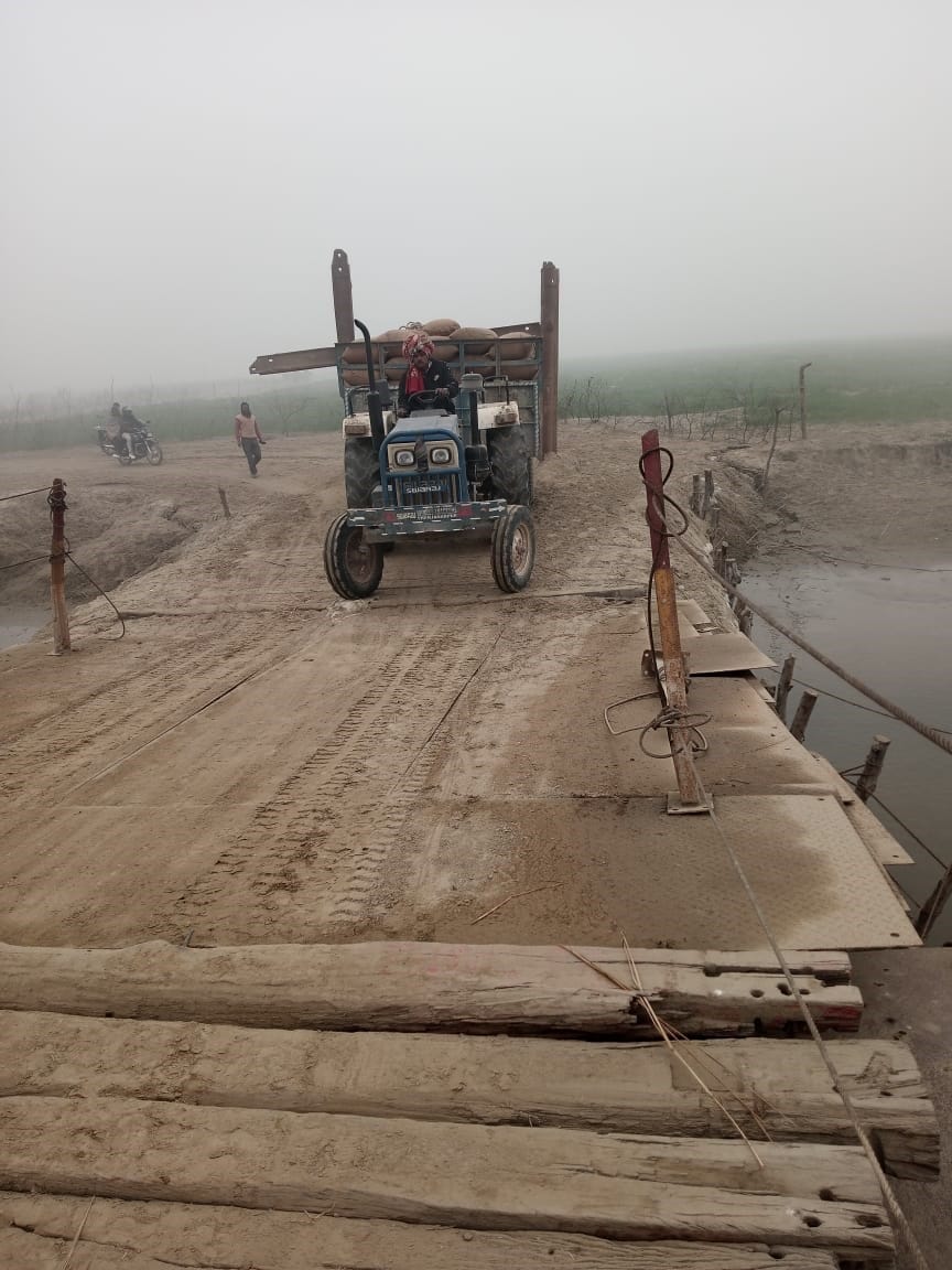 Pantones of pontoon bridge built in Haidalpur-Bozhi become loose, danger of accident