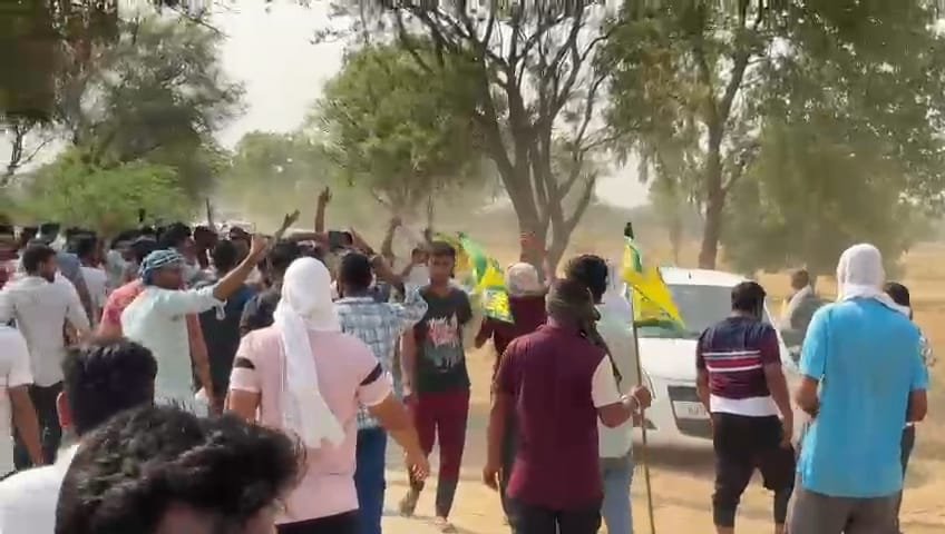 Farmers showed black flags to BJP candidate Ranjit Singh in Thurana