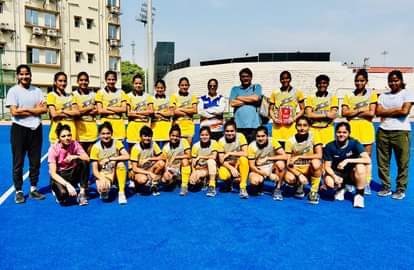 हिसार में मैच जीतने के बाद हरियाणा की महिला हॉकी टीम कोच अनिल डबास के साथ। 