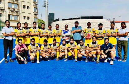 हिसार में मैच जीतने के बाद हरियाणा की महिला हॉकी टीम कोच अनिल डबास के साथ। 