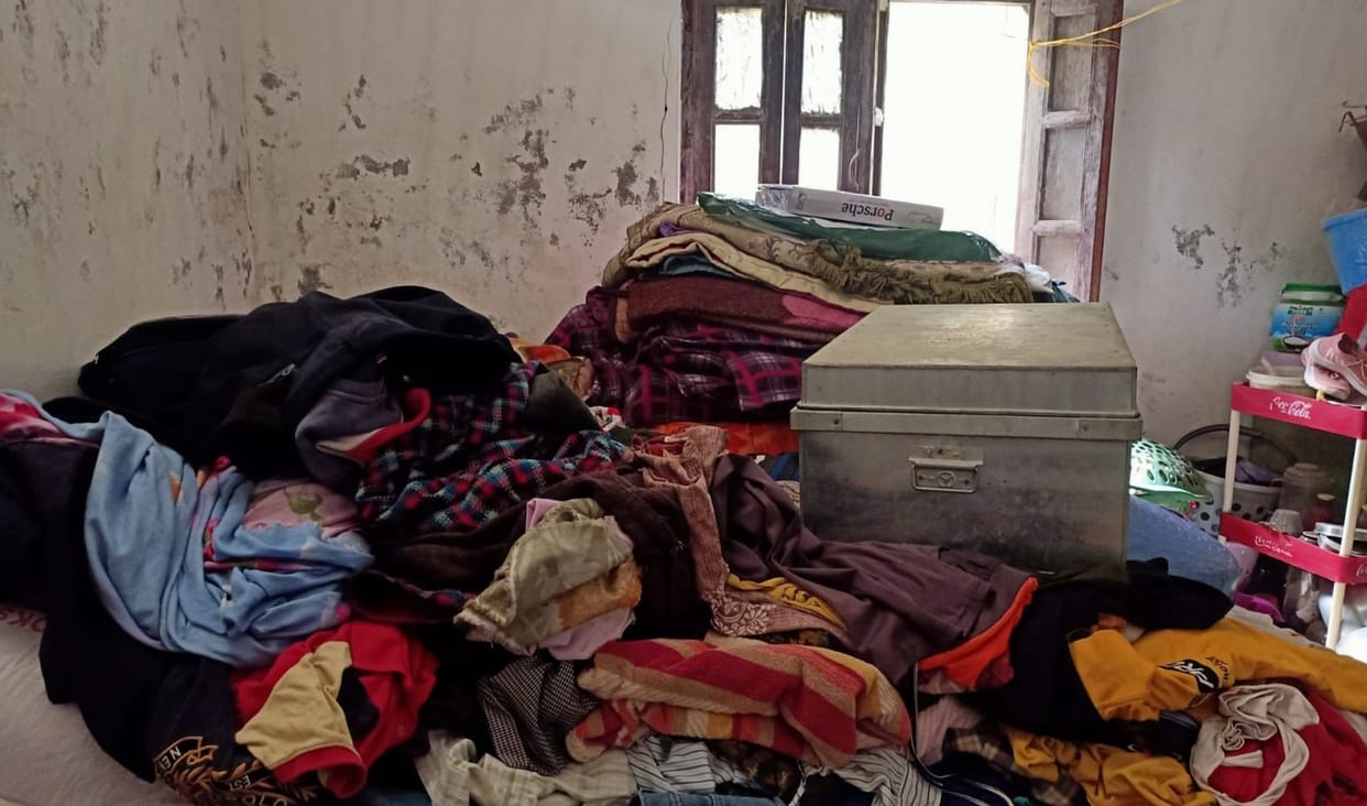 The miscreants took the family hostage and stole jewelery and cash worth lakhs