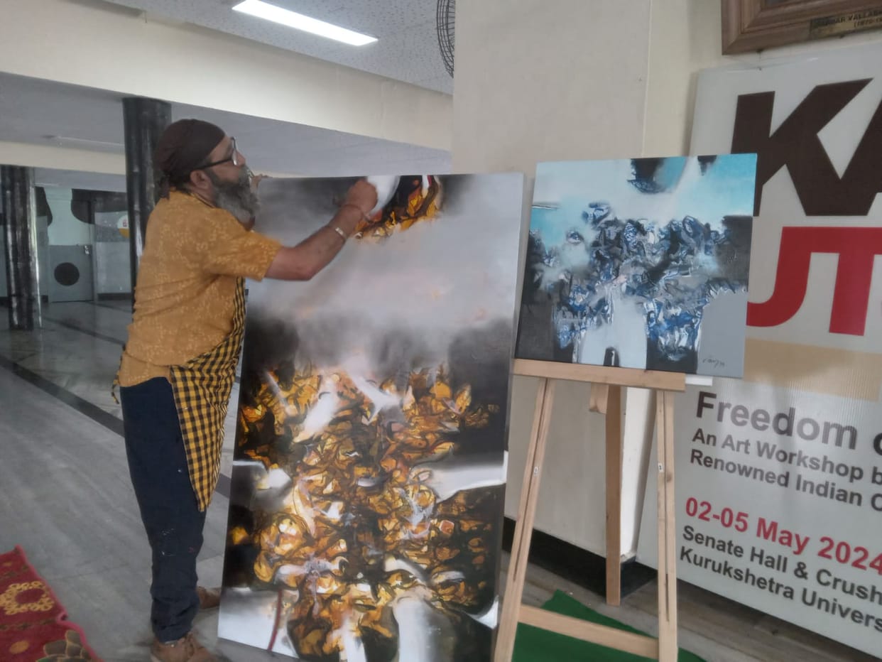 Students learned the tricks of painting in the art festival workshop.