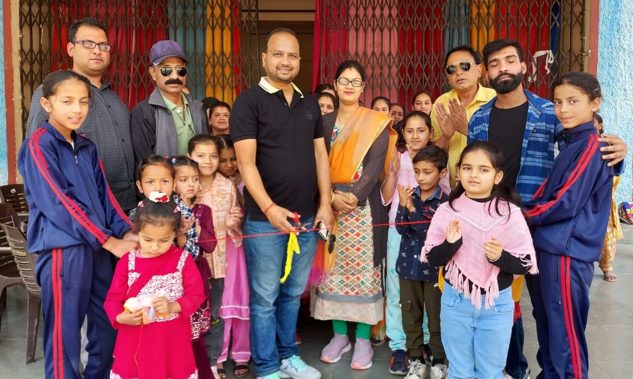 Crowd of child artists gathered in the audition