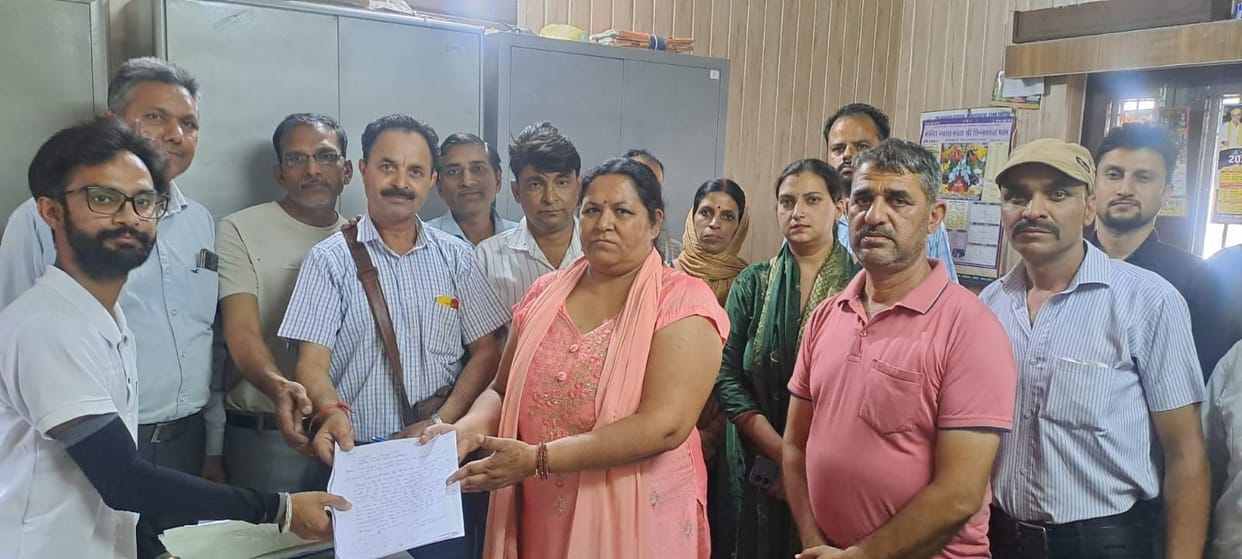 Shopkeepers protested against taking 18 percent GST