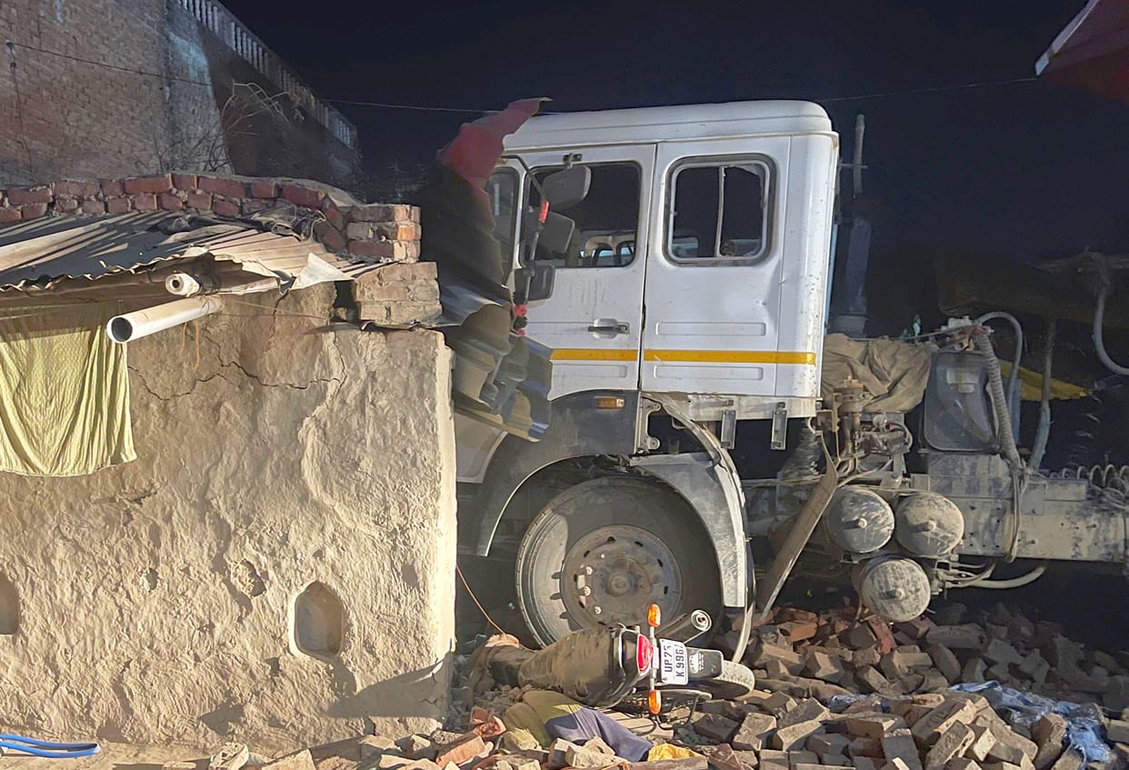 Sand laden trailer entered the house, eight injured, driver and attendant jumped down from the roof to save their lives, commotion