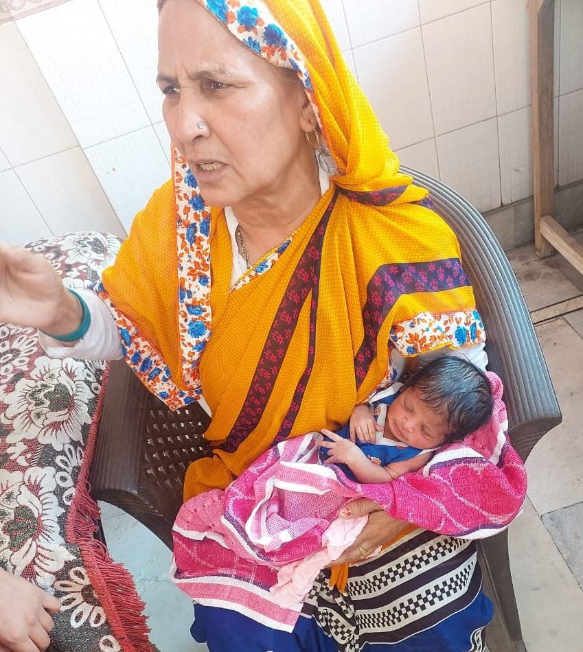 Mamta put to shame: Newborn baby found on auto driver's seat in the afternoon