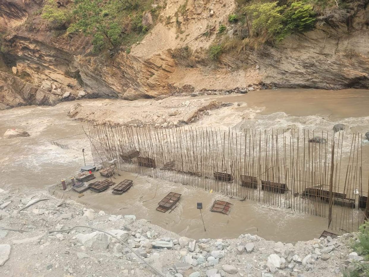 Water level of Alaknanda river suddenly increased, NTPC embankments broken