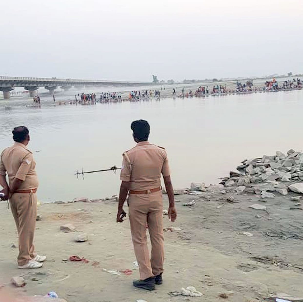 Two Kanwariyas of Etah flowed at Atena Ganga Ghat.