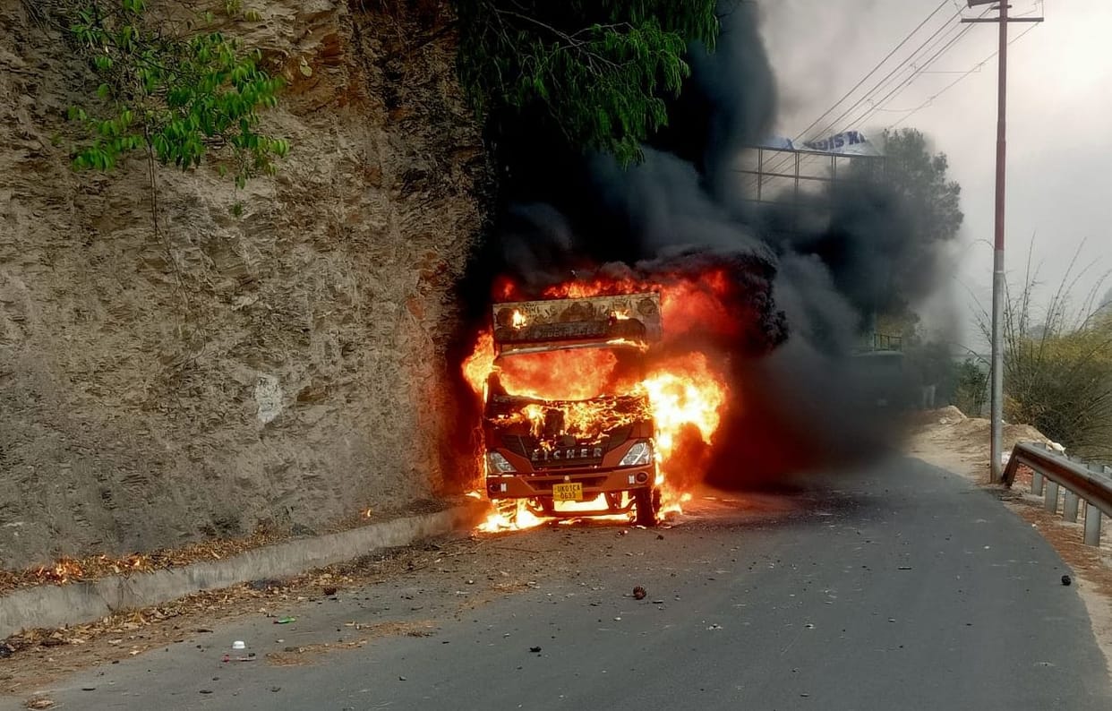 Canter filled with ration burnt due to forest fire in Bageshwar