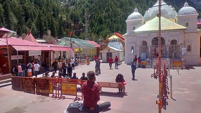 Tourists gathered in Gangotri and Harshil Valley before the doors opened.