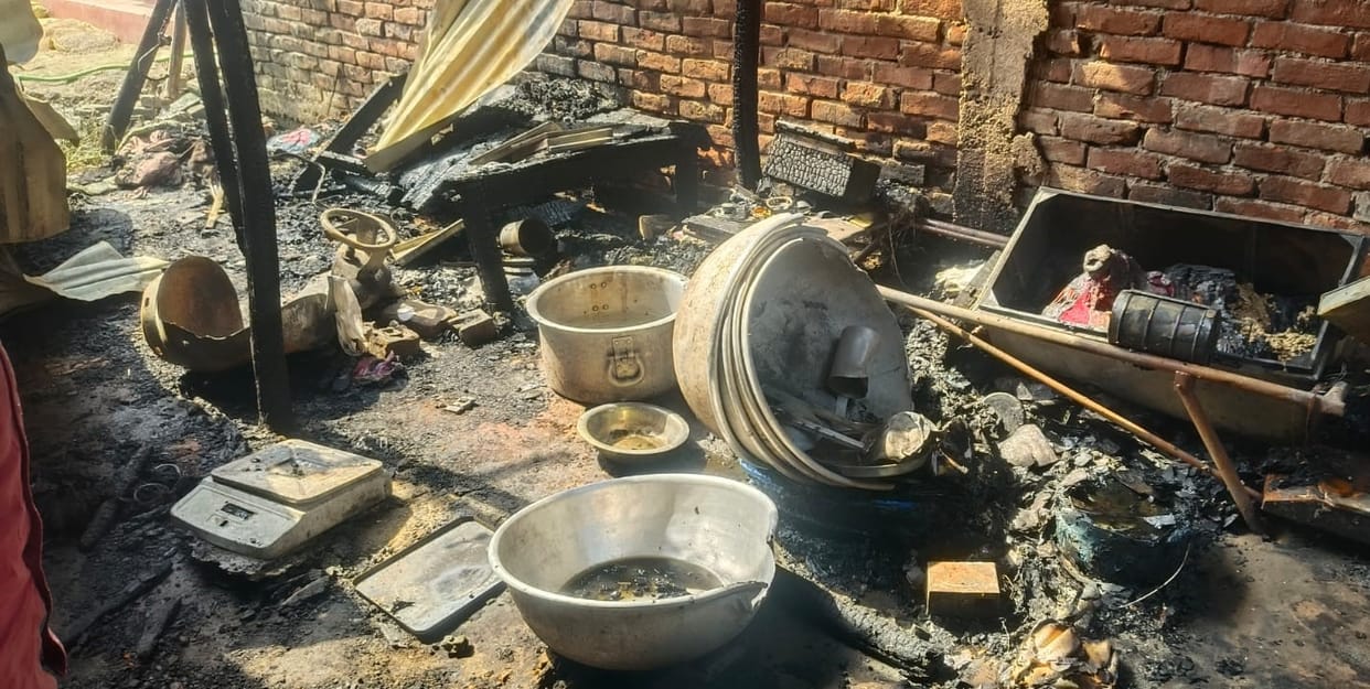 Fire breaks out in tin shed, cylinder also explodes