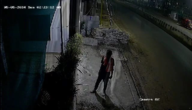 Damoh News Theft avoided due to falling of flower pot suspect caught in CCTV camera