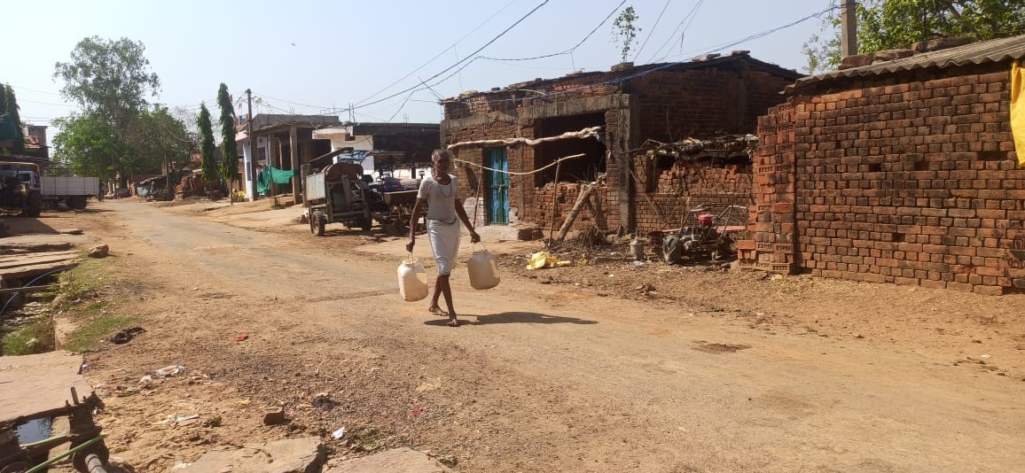 Damoh News Water crisis deepens in Jamunkheda village, water sources closed for a week
