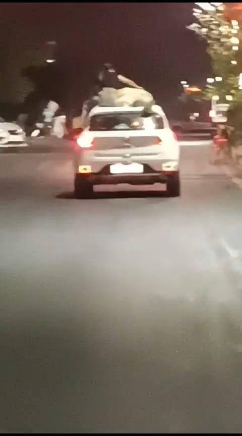 Ujjain News: Stunt of young man and woman on a moving car, the young man lay on the roof of the speeding car,