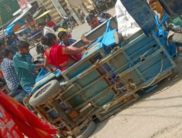 E-rickshaw full of devotees overturns, children and women injured