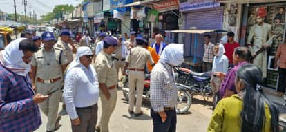 धूप से बचने सिर पर तोलिया बांधे अधिकारी