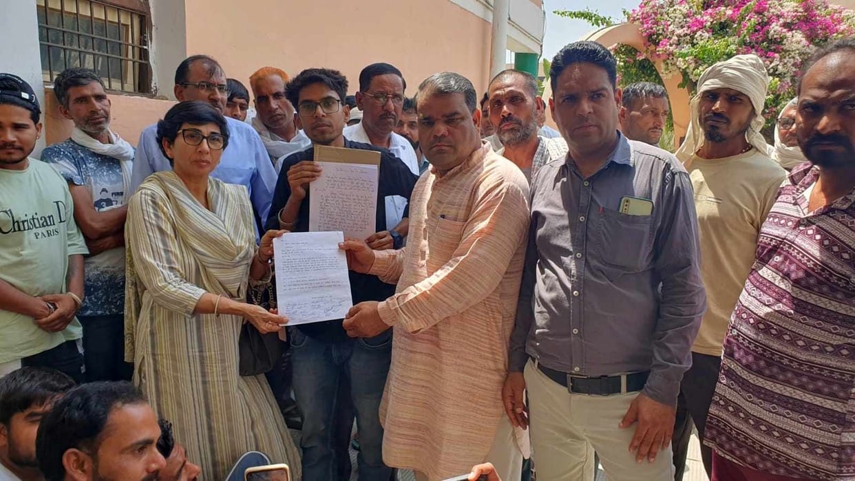 Villagers create ruckus over not getting priority in admission in Aarohi Model School Doult