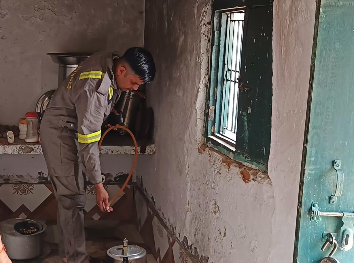 Fire broke out due to leakage in gas cylinder pipe, cook burnt