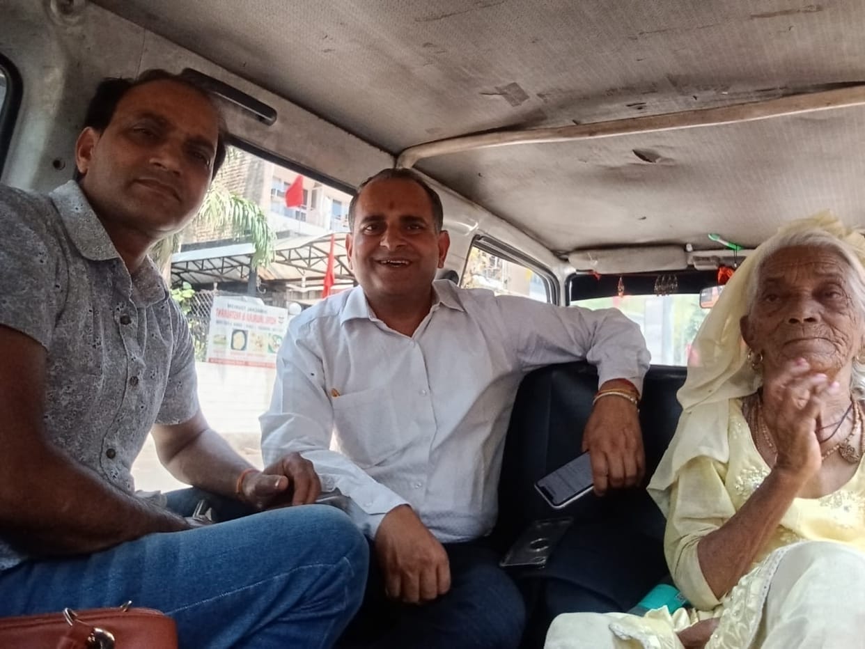 Elderly woman trapped in car, people saved her life