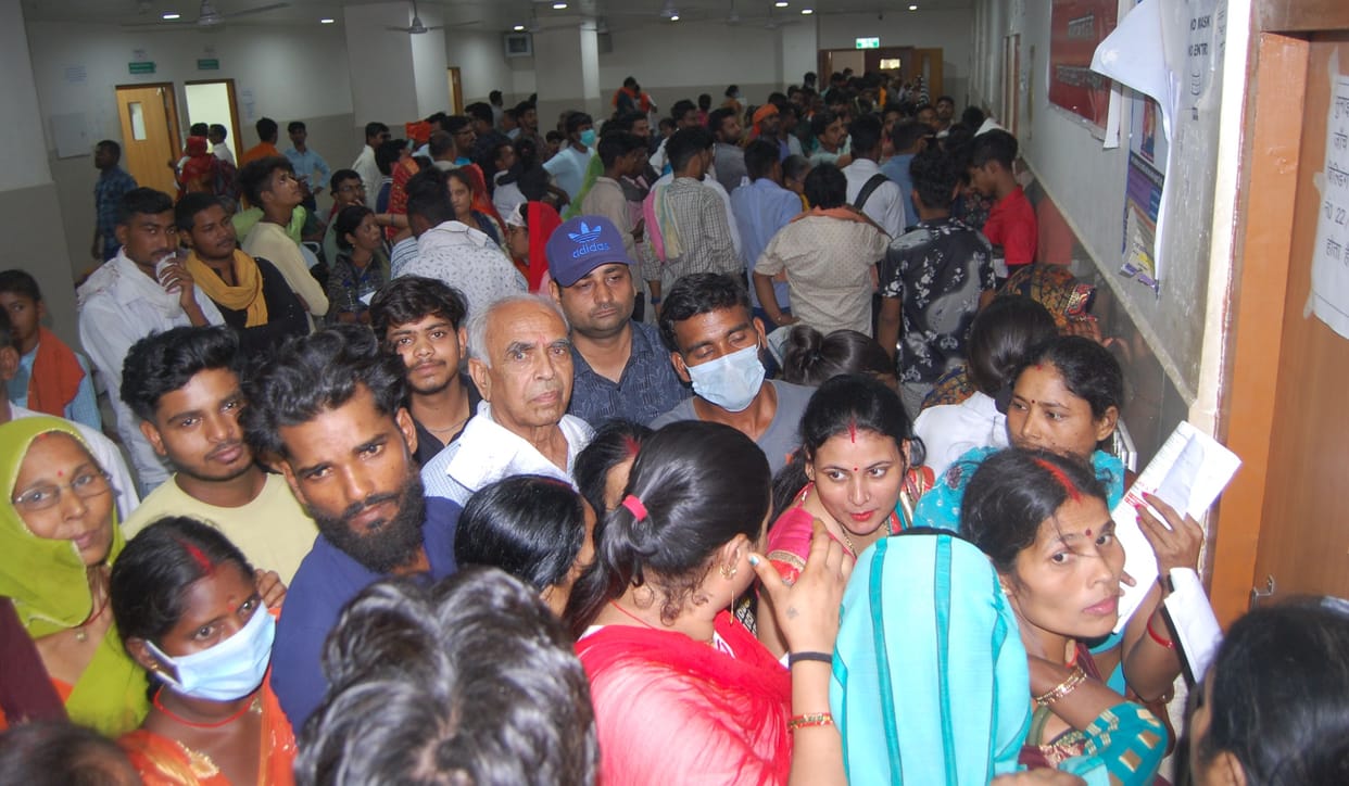crowd in medical college