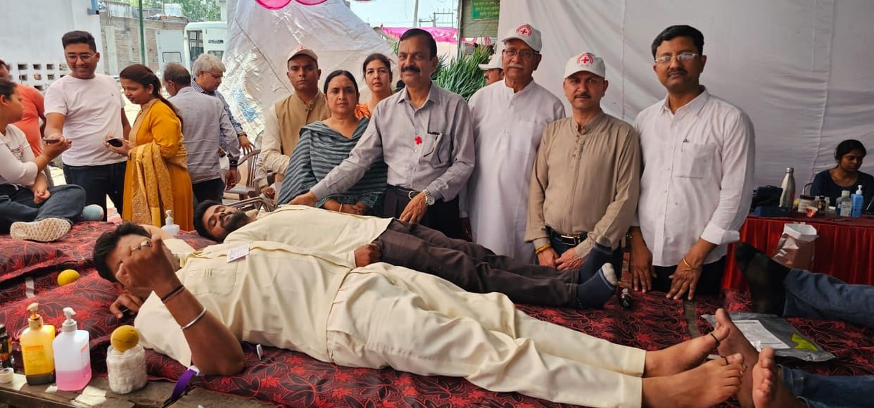 52 youth donated blood in Mandhwala