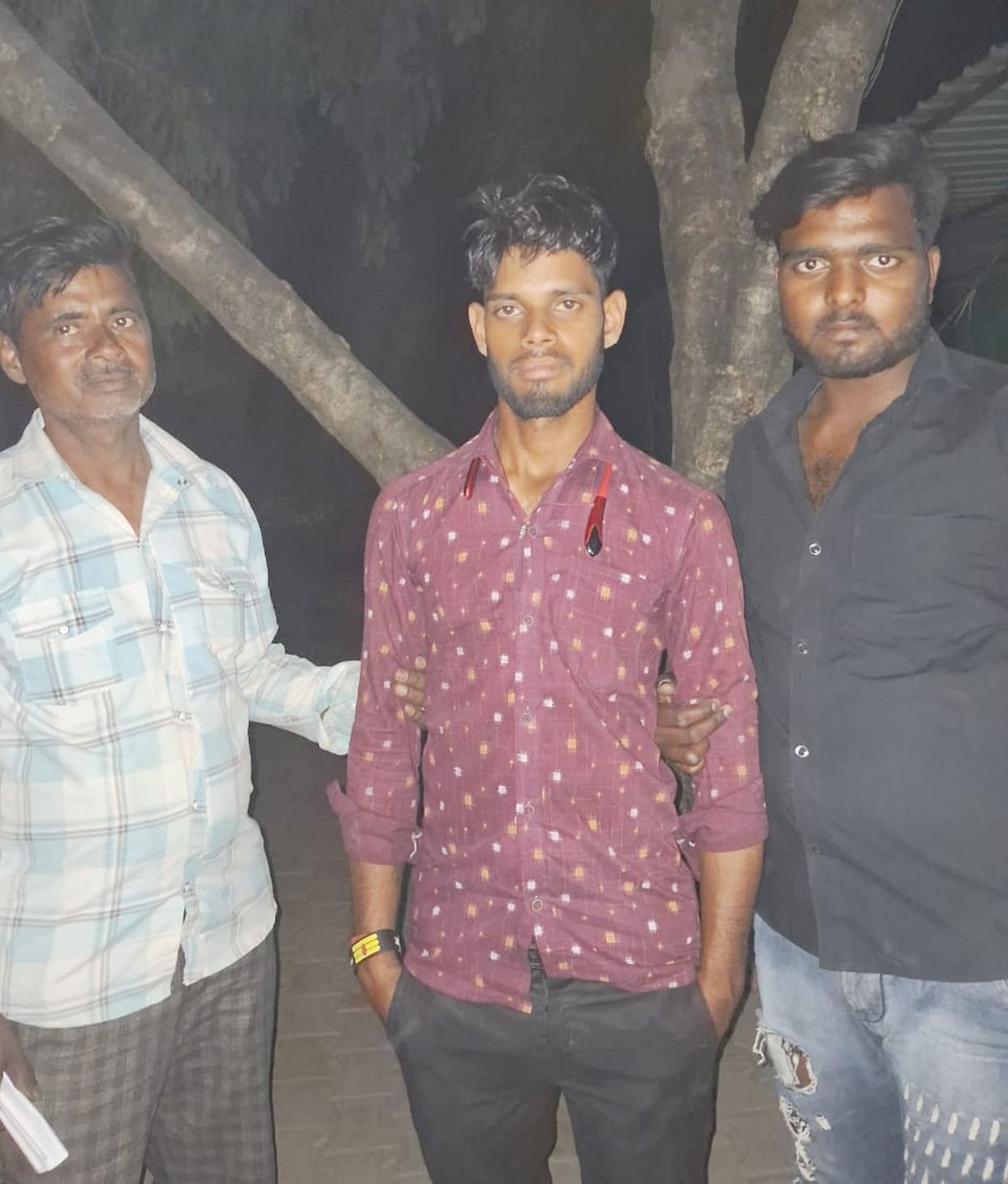 Looted e-rickshaw by giving intoxicants in cold drink