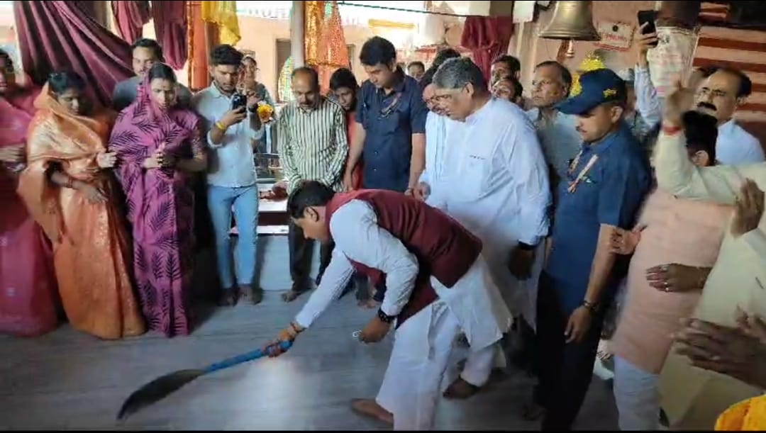 Khandwa At Dadaji Dham Chief Minister Mohan Yadav himself took broom and started cleaning temple premises