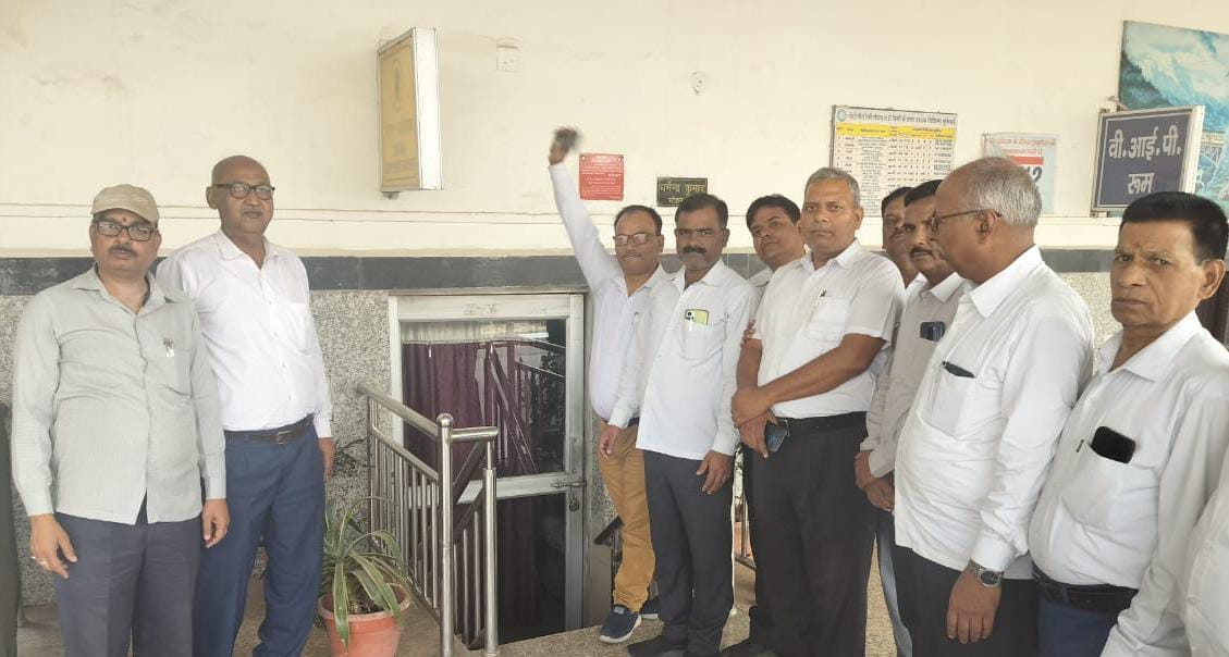 Demonstration of daily passengers due to shortage of coaches in the train