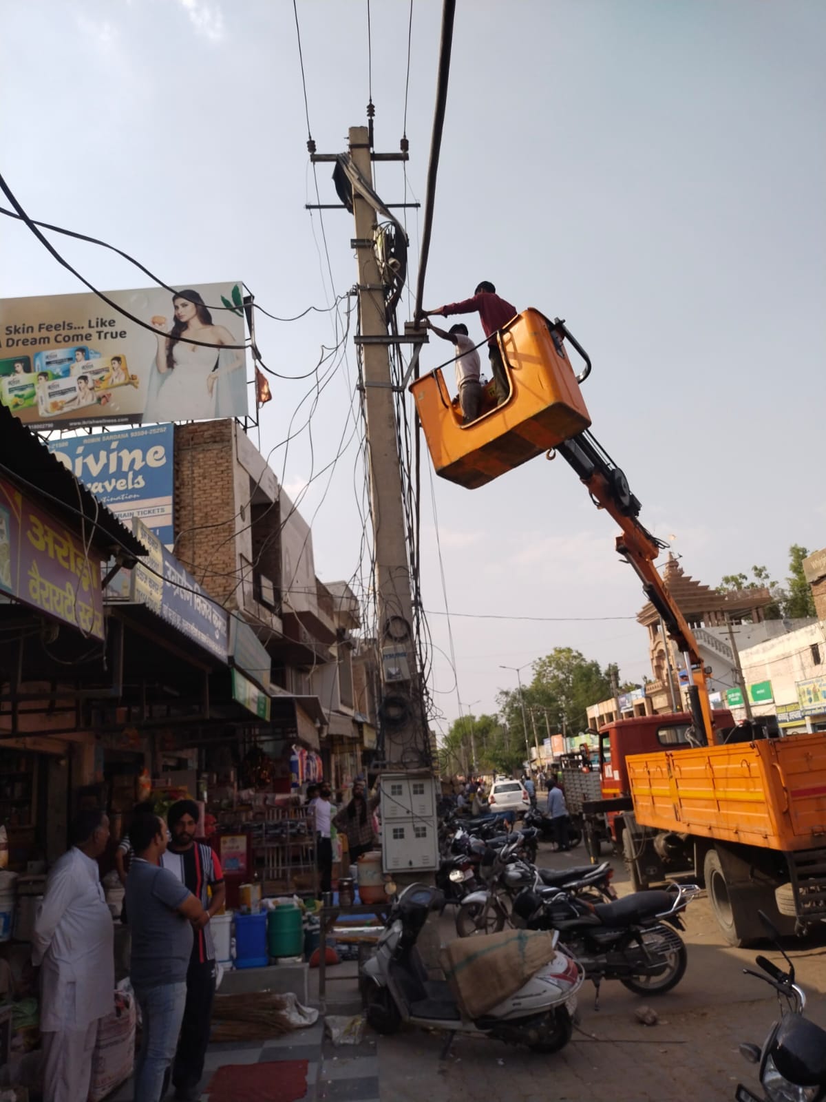 Electricity workers removed unauthorized cable from electric pole