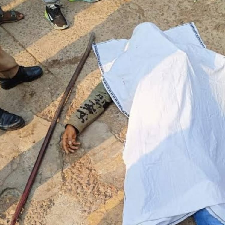 A young man who fell into a dry well died after being hit by a rod on his head