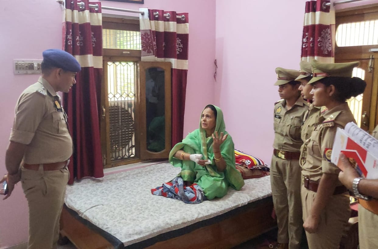Woman held hostage at knife point and looted jewellery, cash
