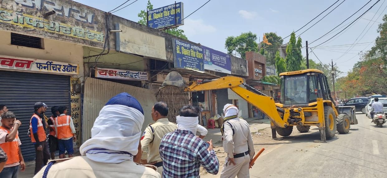 Damoh Anti-encroachment drive tin sheds removed with much fanfare on second day
