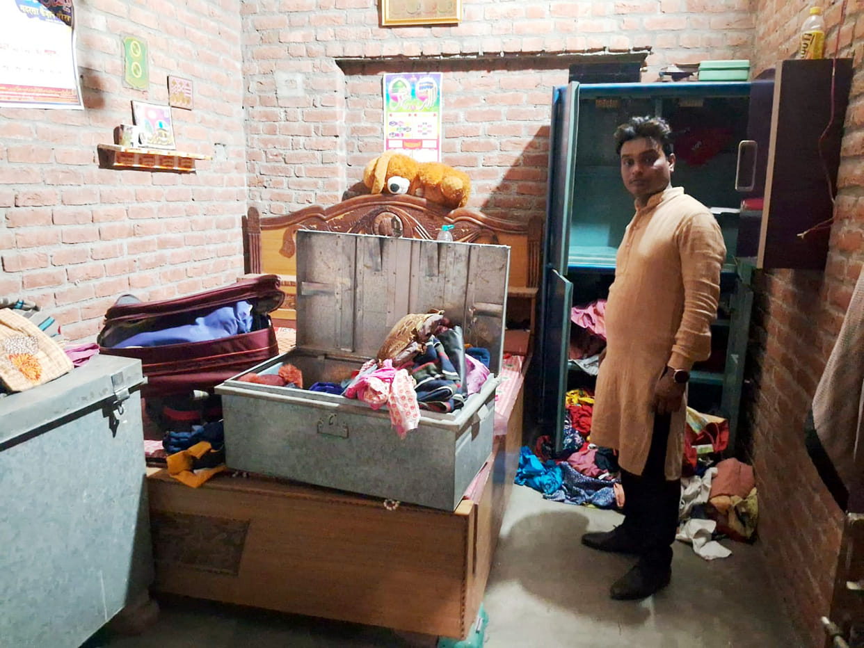 Jewelery and cash stolen by breaking locks of two locked houses