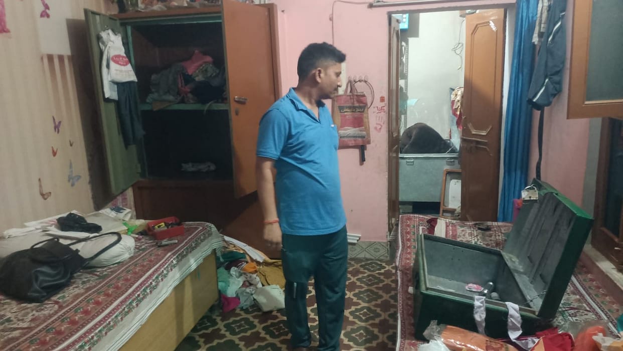 Six lakh cash and jewelery stolen from goldsmith's house