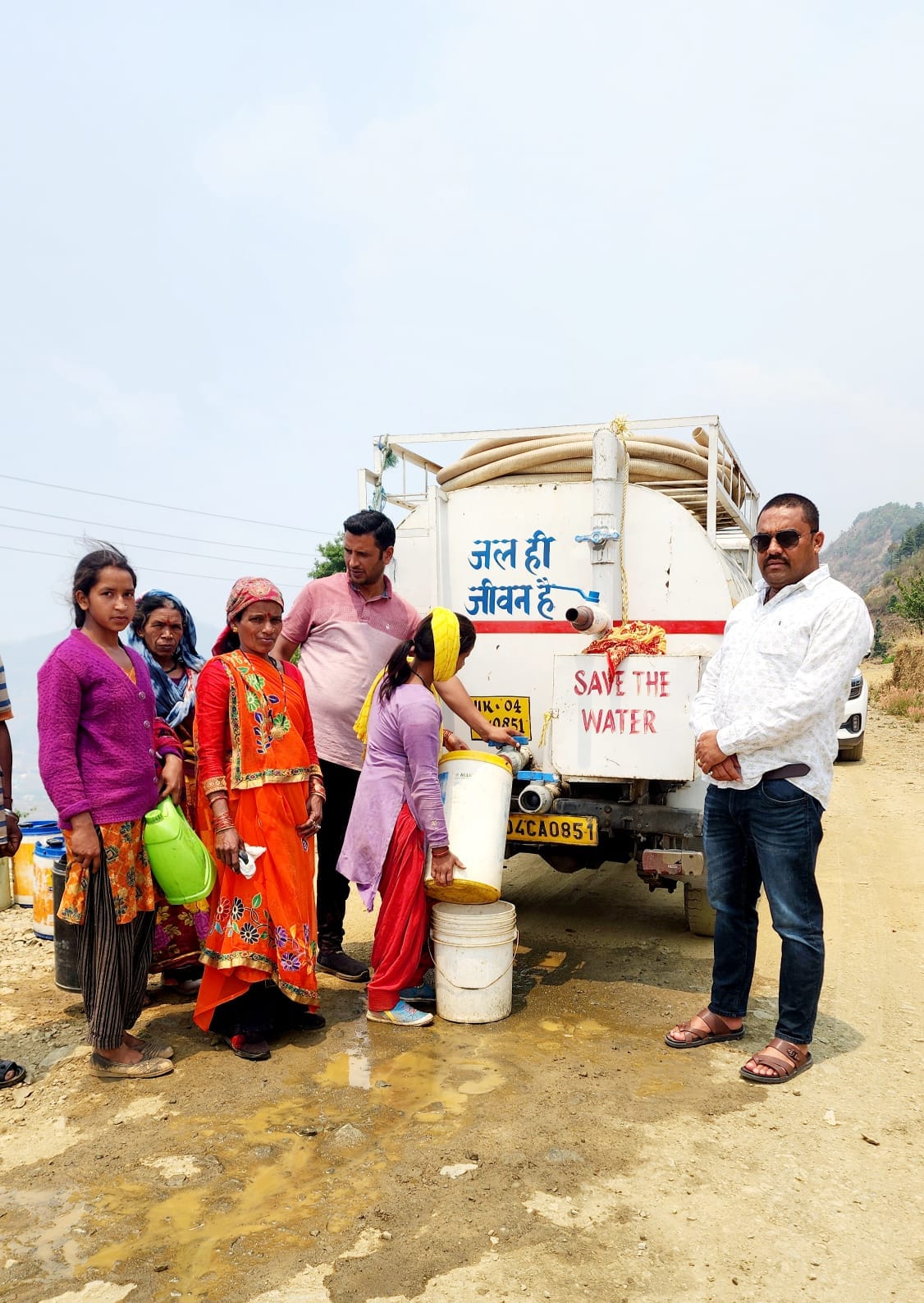 Villagers forced to fill water from tankers in Bhakar