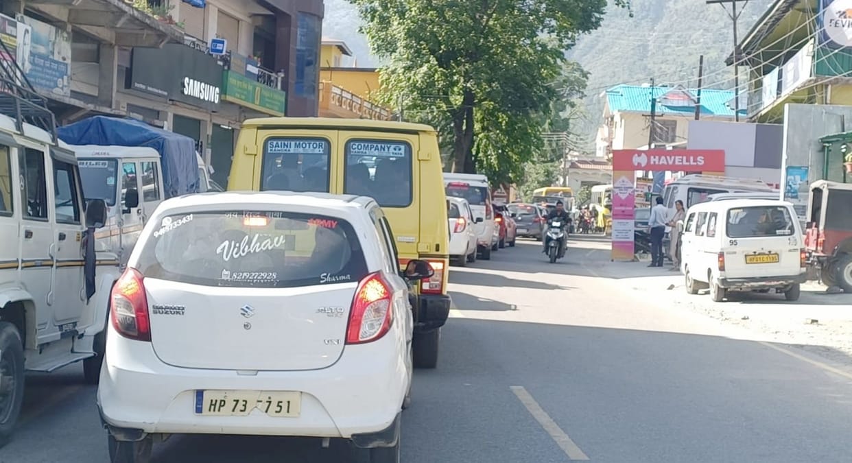 Dozens of vehicles stuck in traffic jam in Hardaspura