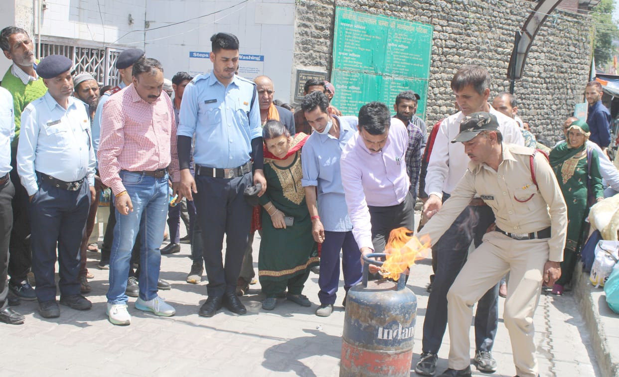 Private security personnel extinguished the fire in the cylinder with his hands