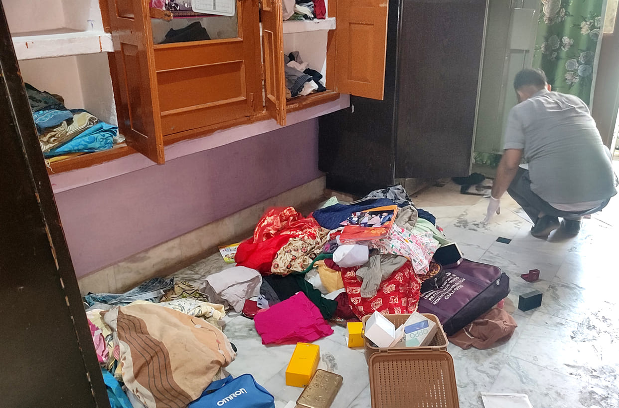 18 lakh rupees stolen by breaking the lock of spare parts dealer's house