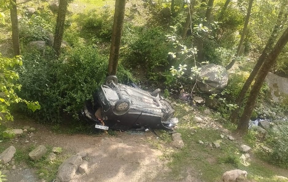 Car fell into ditch while turning in Gushaini, driver injured