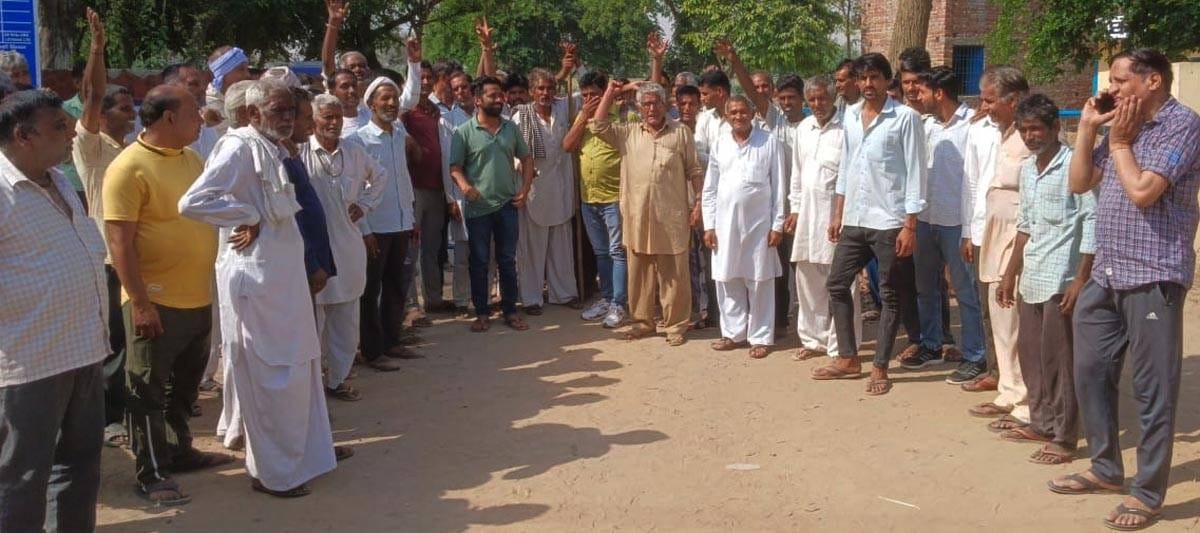 Drinking water shortage in village Kirdhan, demonstration by closing the gate of water house