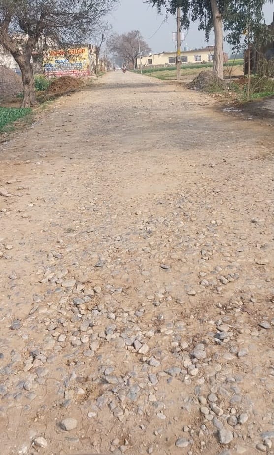 The condition of Kathgarh road is bad, the obstacles are causing wounds.