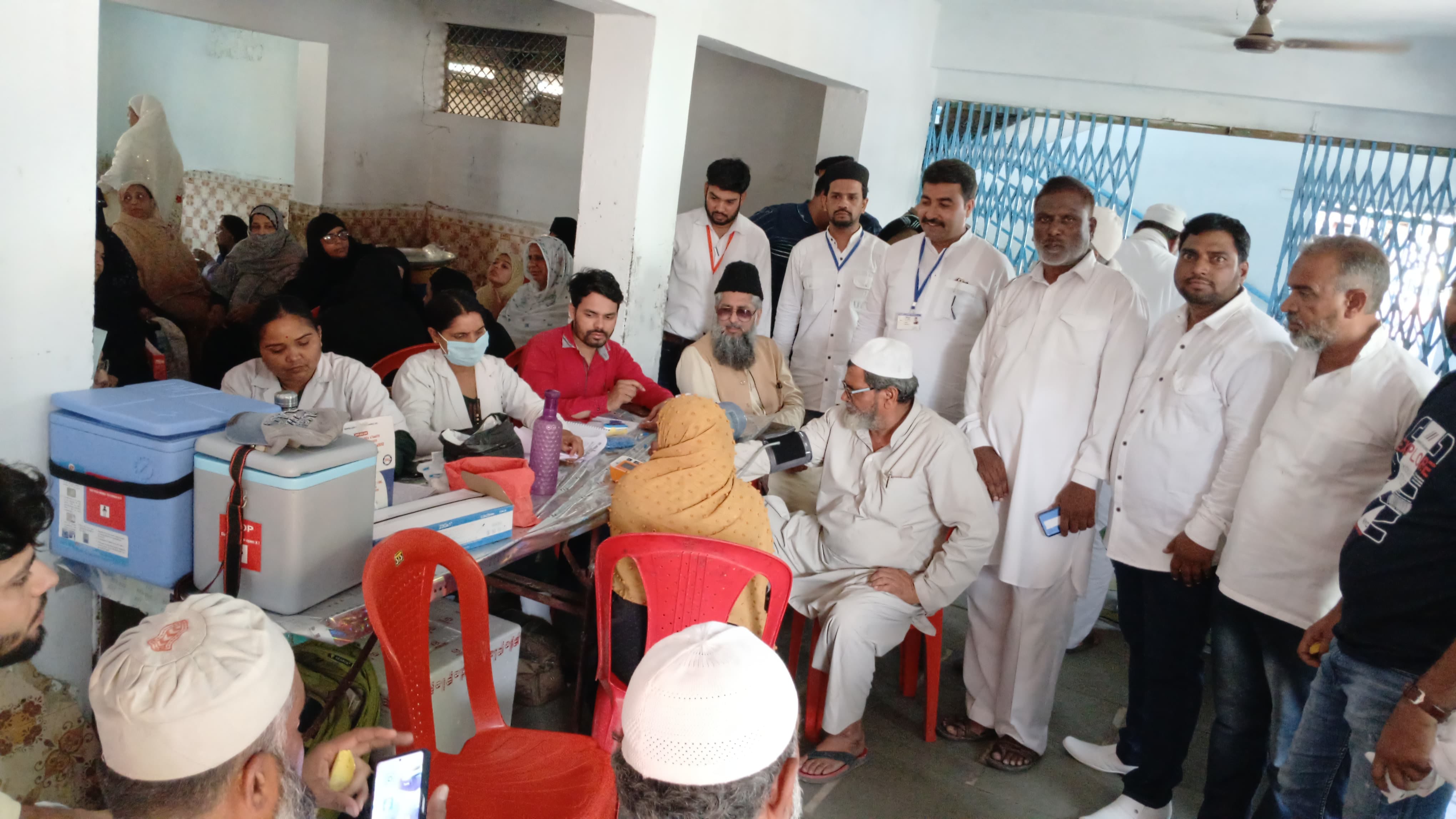 जिला हज कमेटी के सदस्य वैक्सीनेशन कराते हुए