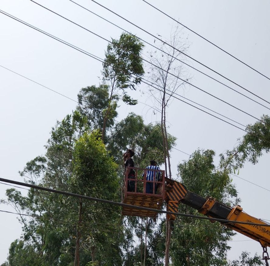 Due to strong wind, power cut in many areas for four hours, 25 percent production affected due to breaking of flexi tough wire.