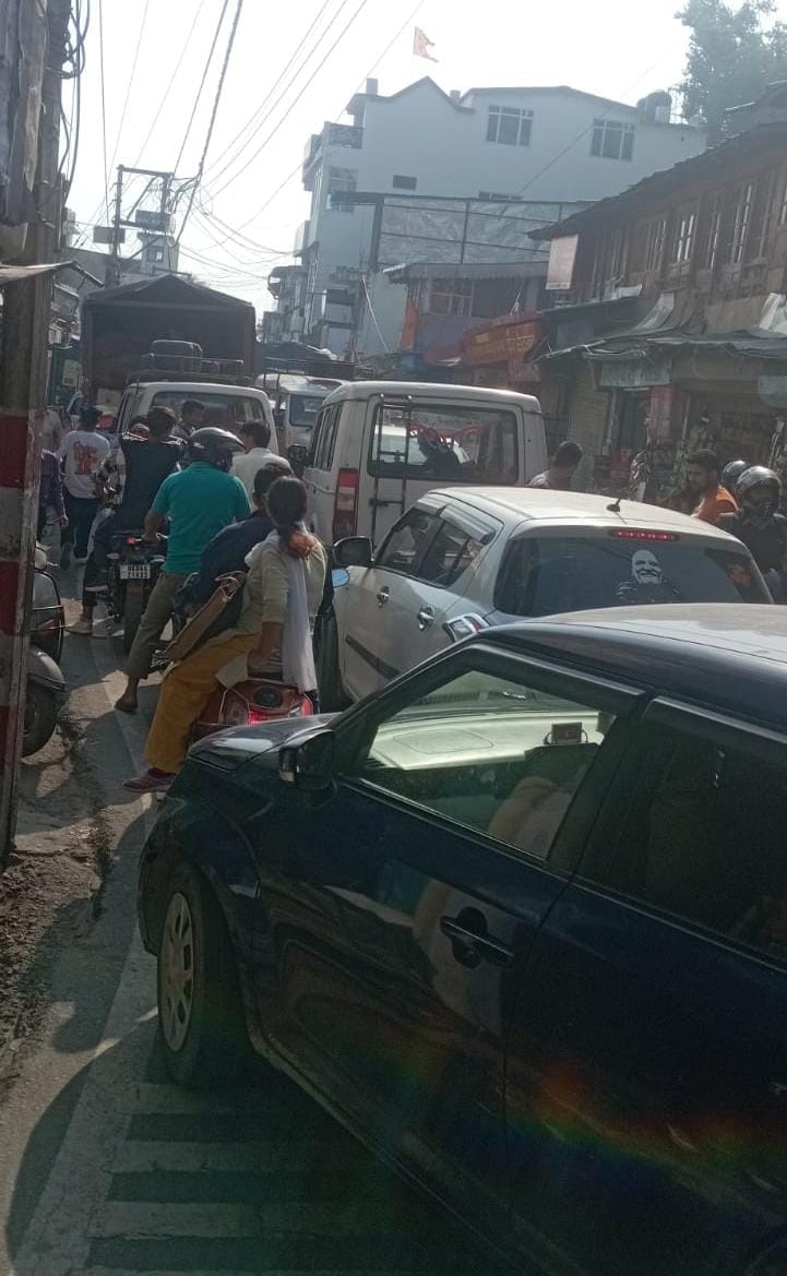 Travelers and tourists in trouble due to traffic jam in Ranikhet