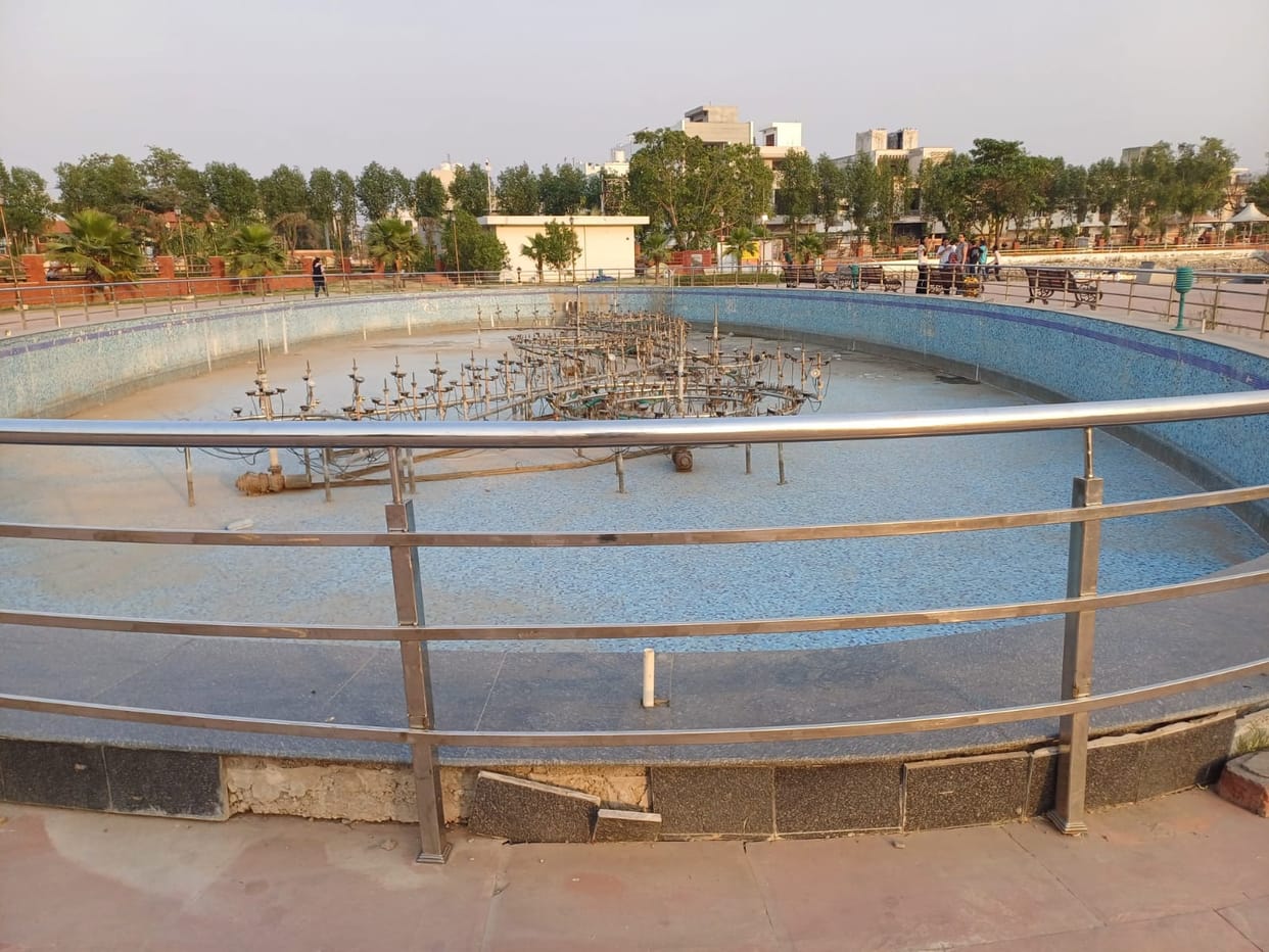 The condition of Subhash Park is not improving even after giving it on contract
