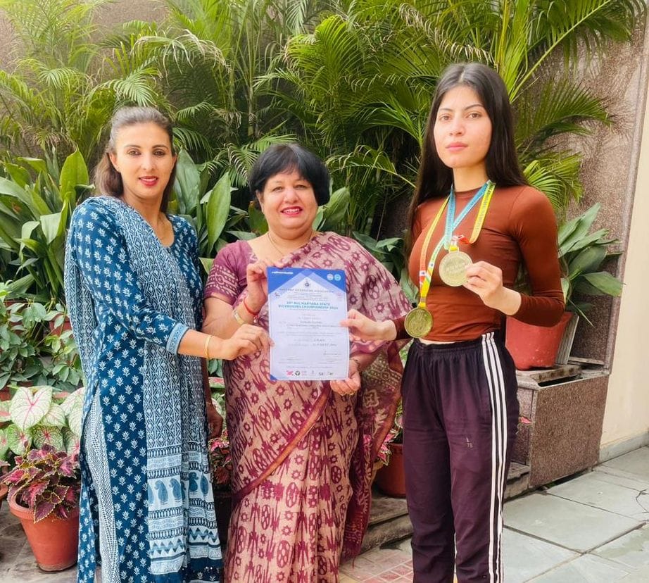 Medal winner Khushboo welcomed on reaching college